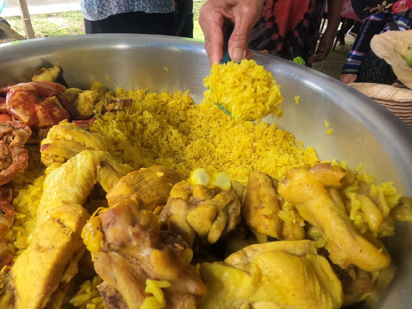 "ข้าวหมกไก่รักษ์โลก" ใช้จานใบจากแทนกล่องพลาสติก