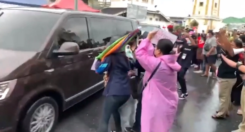 “ม็อบนนท์” เดือดรุมกระทืบ-ปาปลาร้าใส่ “รถขบวนนายกฯ-คณะรัฐมนตรี”