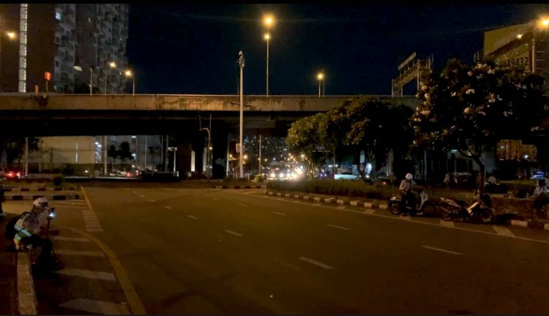 ม็อบทะลุแก๊สหวิดปะทะชาวแฟลตดินแดงที่เตรียมแถลงไม่เห็นด้วยแนวทางชุมนุม