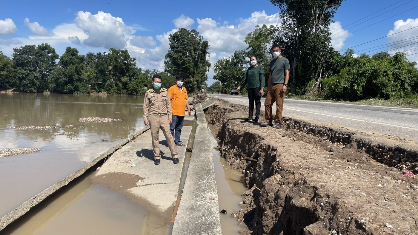 นำถุงยังชีพมูลนิธิหลวงพ่อวัดไร่ขิง-เยียวยาน้ำท่วมกำแพงเพชร