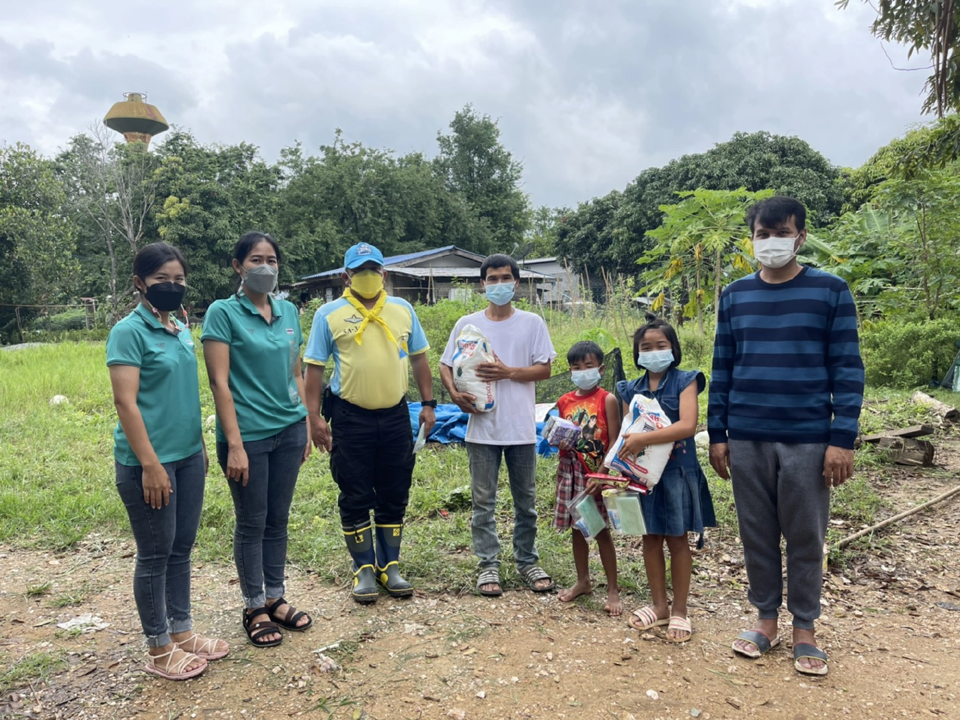 หน้าฝนครูวังน้ำเขียวลุยเยี่ยม นร.ถึงบ้านห่วงเรียนออนไลน์ไม่ได้ผล