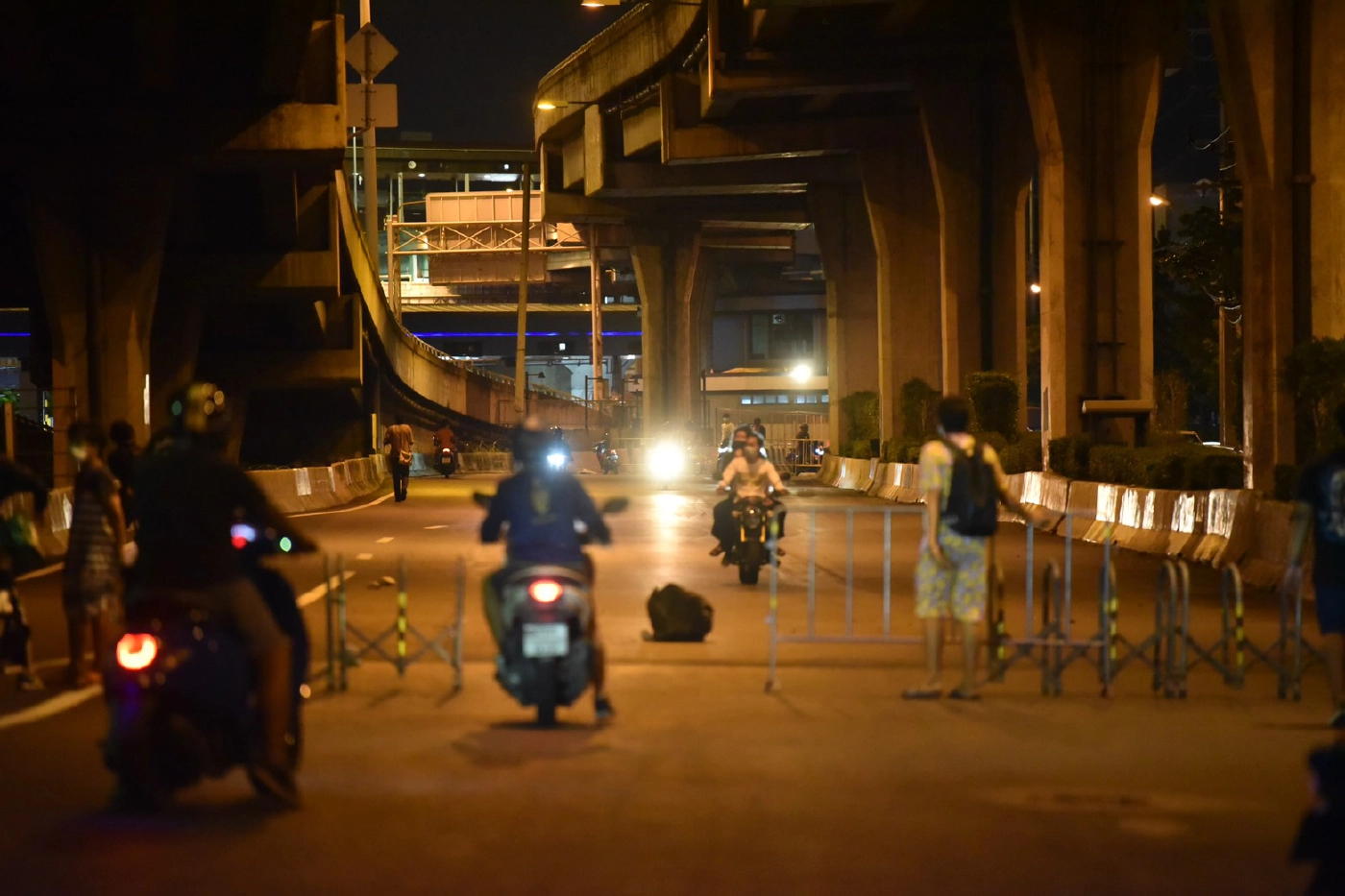 มาตามนัด ม็อบทะลุแก๊สดินแดง 2 ก.ย. รวมตัวป่วนจุดไฟเผายางรถ-ป้อมตำรวจ