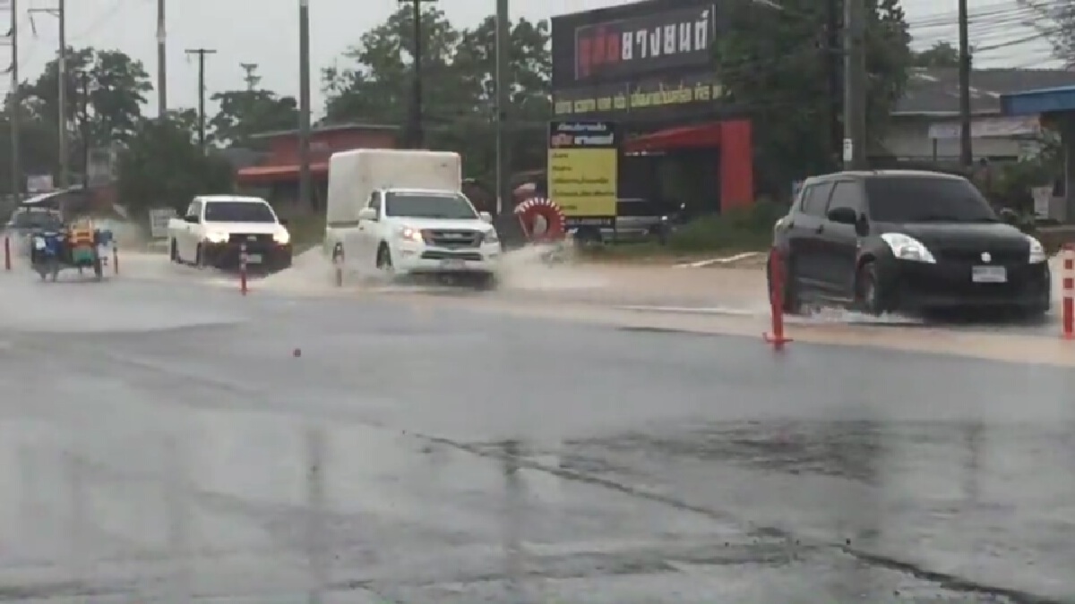 พังงาฝนตกหนักทำน้ำท่วมทาง ตะกั่วป่า-เขาหลัก เตือนระวังน้ำป่า-ดินถล่ม