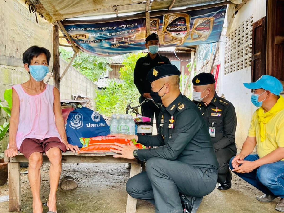 มทบ.32มอบถุงยังชีพช่วยเหลือคุณยายอายุ 102 ปี