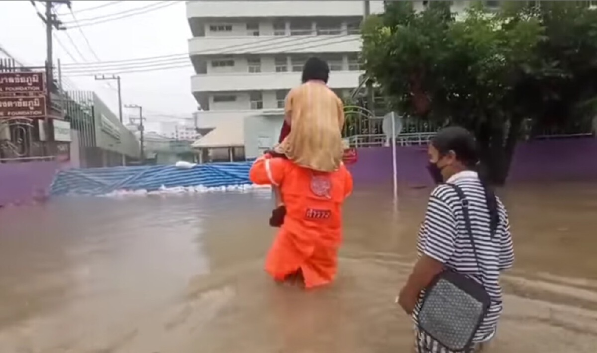 ชื่นชมตร.ชัยภูมิ แบกคุณยายตกบ้านแขนหัก ส่งรพ.