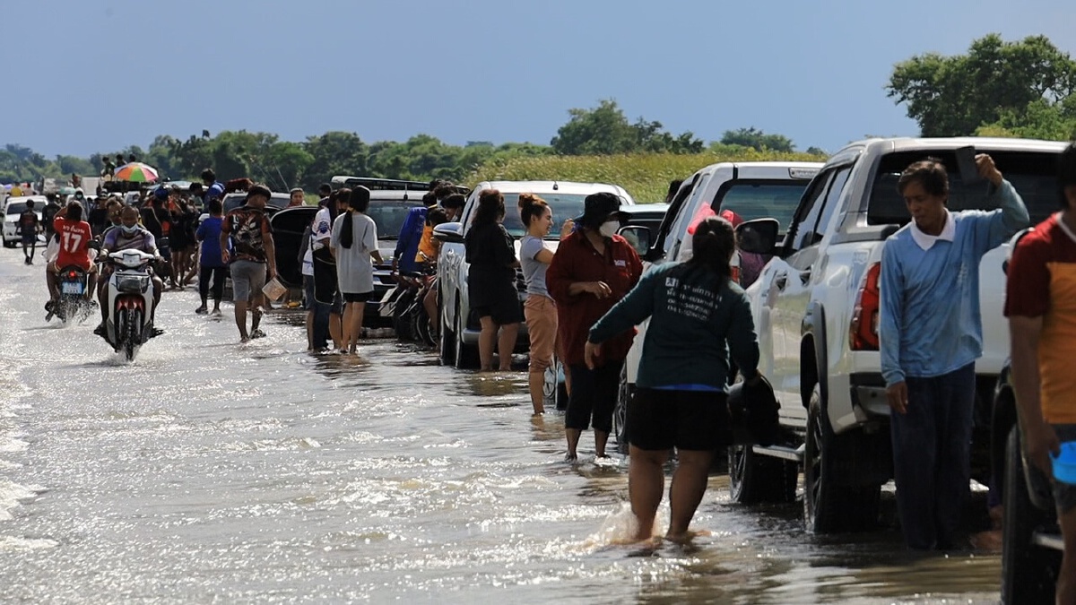 เปิดทางน้ำลำเชียงไกร หลังทะลักท่วมบ้านเรือน