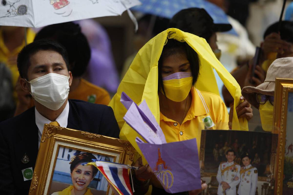 ประชาชนรอเฝ้ารับเสด็จ ในหลวง-ราชินี ทรงวางพวงมาลา วันมหิดล