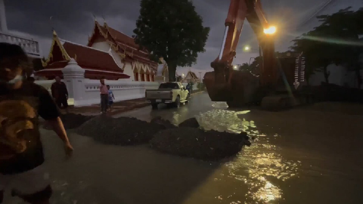 น้ำทะลักไหลเข้าท่วมวัดศาลาปูนวรวิหาร-วัดพรหมนิวาสวรวิหาร