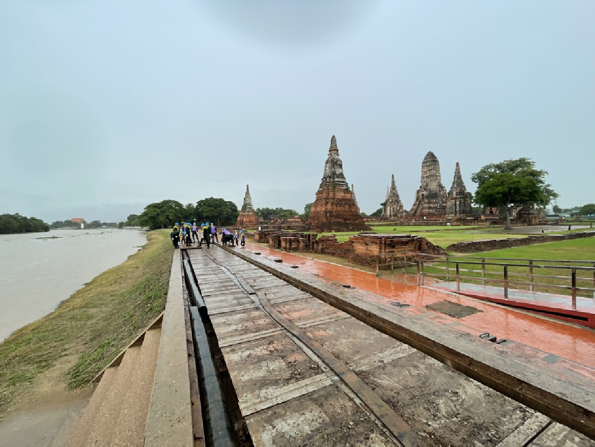 หวั่นน้ำเจ้าพระยาสูงขึ้น เร่งตั้งบังเกอร์ป้องกันโบราณสถานวัดไชยวัฒนาราม