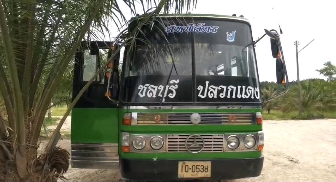 สู้ภัยโควิดนำรถโดยสารมาแปลงสภาพเปิดร้านกาแฟ ขายขนมกรุบกรอบ