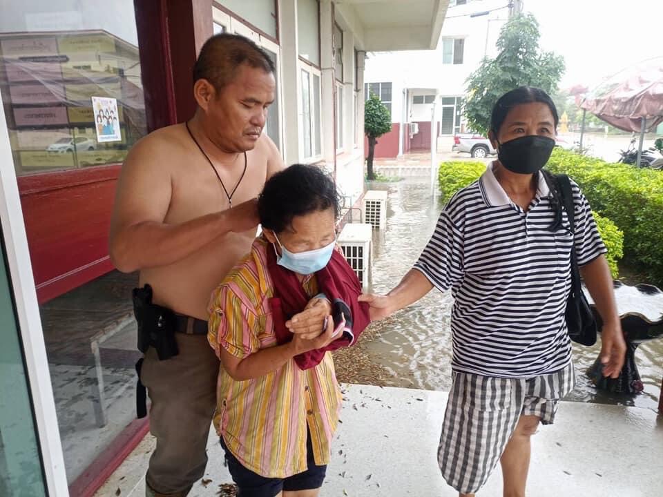 ชื่นชมตร.ชัยภูมิ แบกคุณยายตกบ้านแขนหัก ส่งรพ.