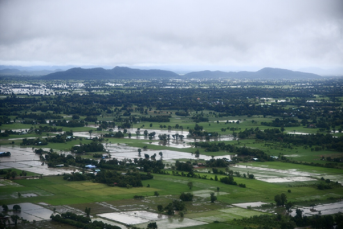 นายกฯรุดตรวจเยี่ยมสถานการณ์น้ำท่วม จ.สุโขทัย ชาวเน็ตแห่ส่องเลขทะเบียน