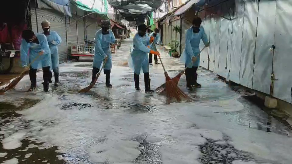 ระดมกำลังทำความสะอาด ฆ่าเชื้อเตรียมพร้อมเปิดตลาดสุรนารี