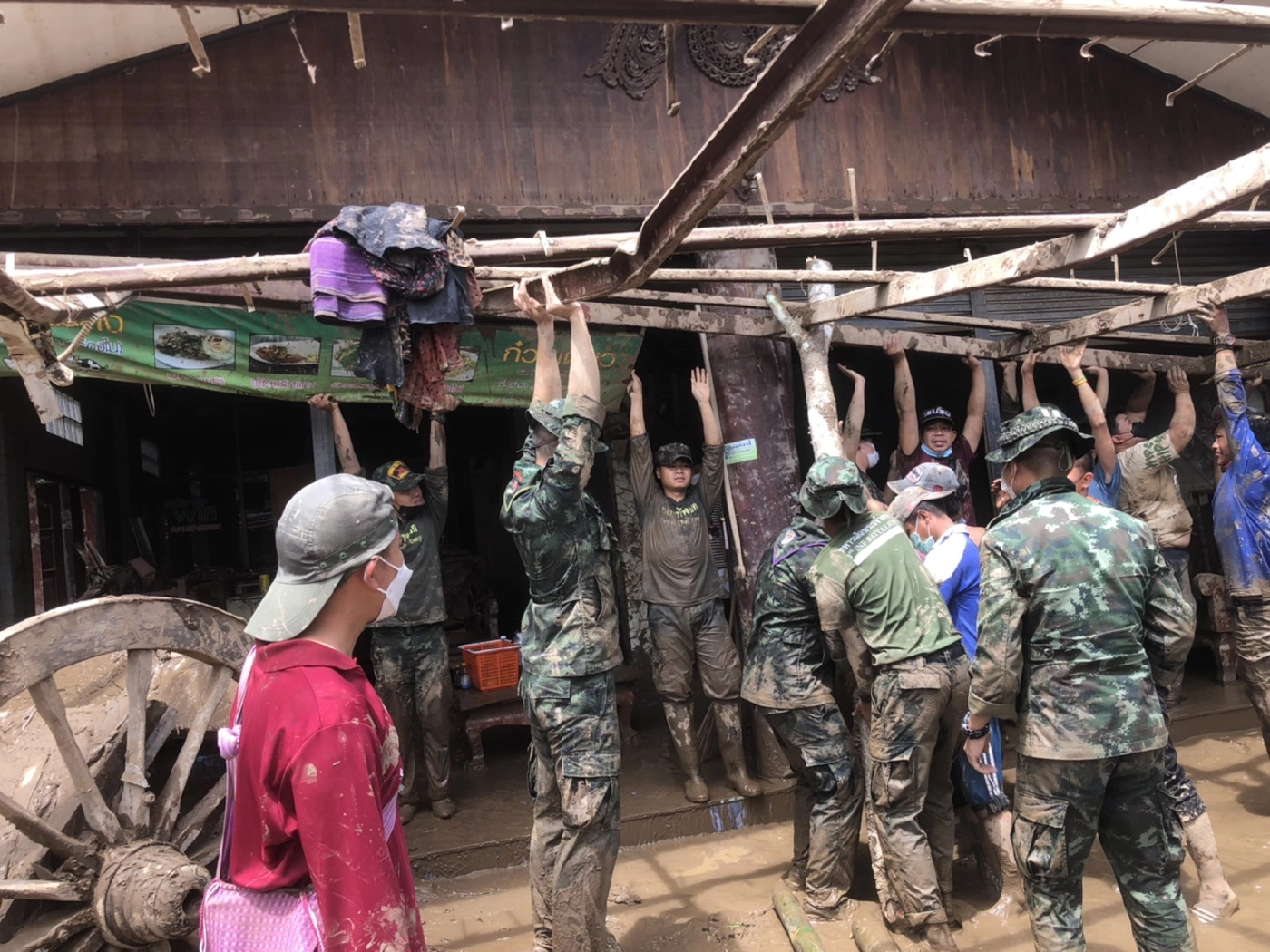 "อุ้มผาง"กลายเป็นทะเลโคลน "ขาดแคลนอาหาร-เครื่องดื่ม"