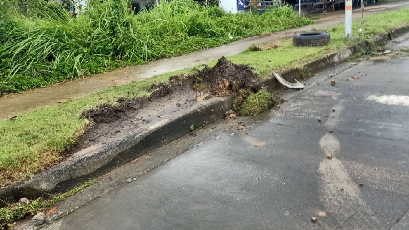 นาทีระทึก! รถดับเพลิงเบรกแตกหักหลบลงข้างทาง หวิดพุ่งชนรถจอดรอสัญญาณไฟ