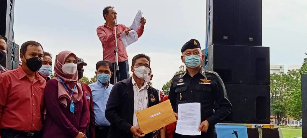 มวลชนบุกศาลากลางทวงคืนรังนก ทวงถามความรับผิดชอบจากผู้ว่าฯ พัทลุง