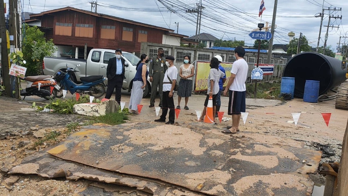 ฝนตกหนักวางท่อระบายน้ำดินเกิดทรุด ชาวบ้านเดือดร้อนออกจากบ้านไม่ได้