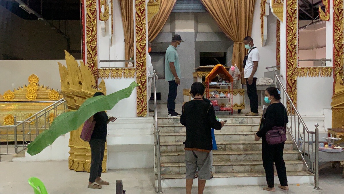 พระวนทำพิธีสวด ทยอยเผาศพโควิดวันเดียว 4 ศพ