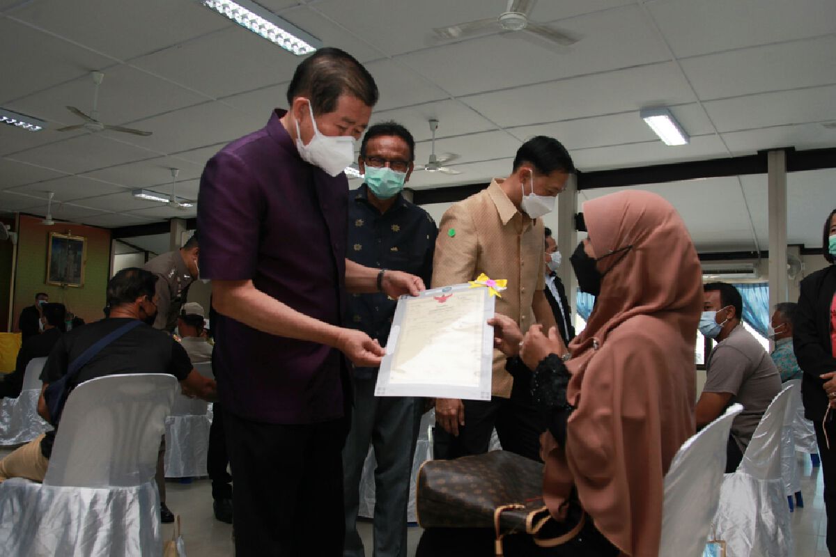 "นิพนธ์"มอบโฉนดที่ดินให้ปชช. 4 จังหวัดใต้