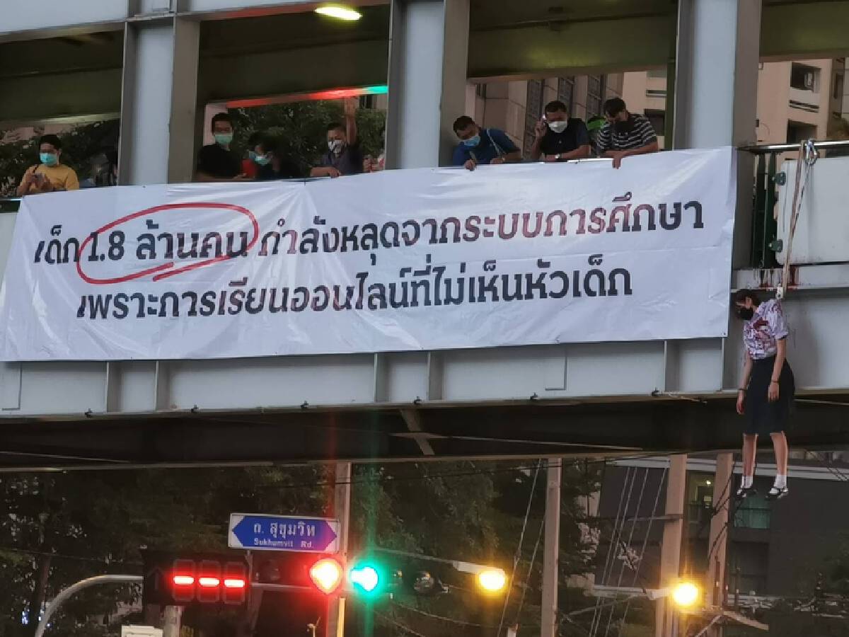 18 ม็อบทะลุแก๊สอ่วม เจอตำรวจแจ้งหลายข้อหาหลังถูกจับกุมป่วนเมือง