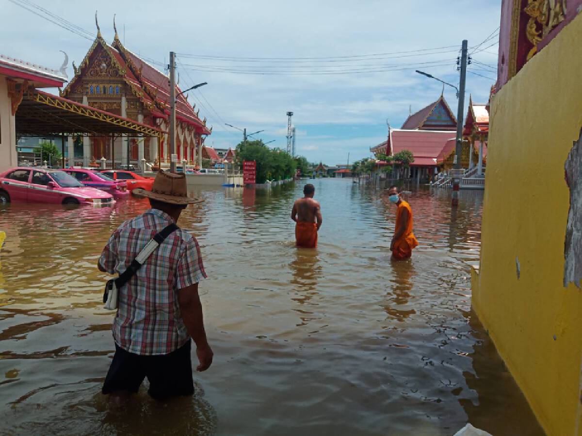 บางบ่อน้ำท่วมสูง ชาวบ้าน-พระสงฆ์ เดือดร้อนขนของหนีน้ำ