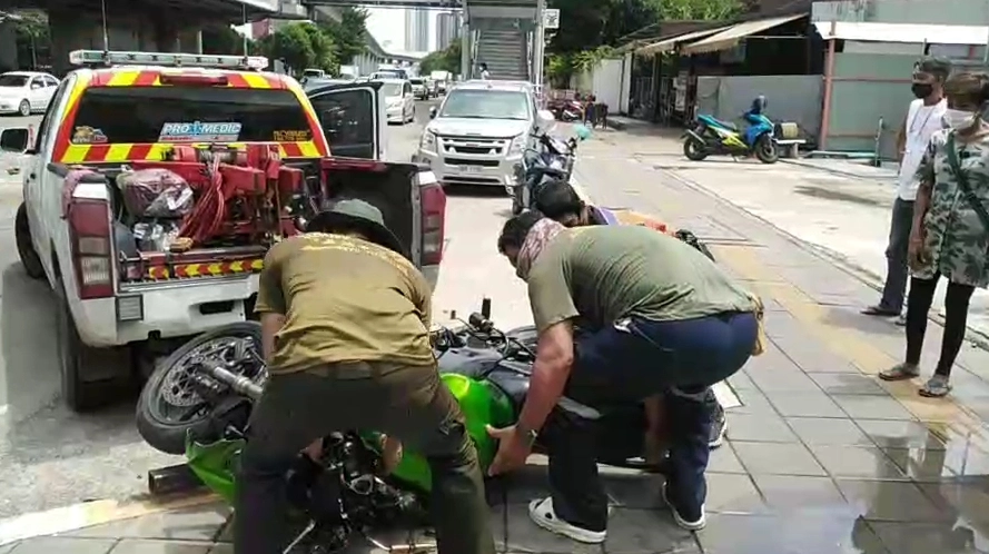 นาทีระทึก หนุ่มขี่บิ๊กไบค์ถูกรถพุ่งชนดับ