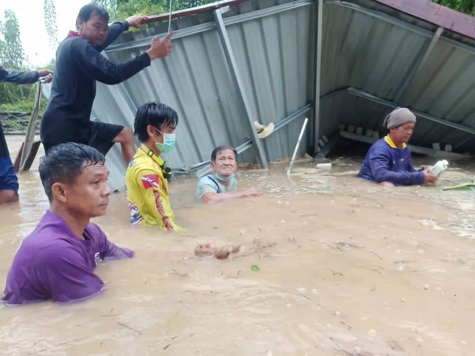 ระทึก!ช่วยคุณตาวัย79ปี-บ้านพังลงแม่น้ำยม