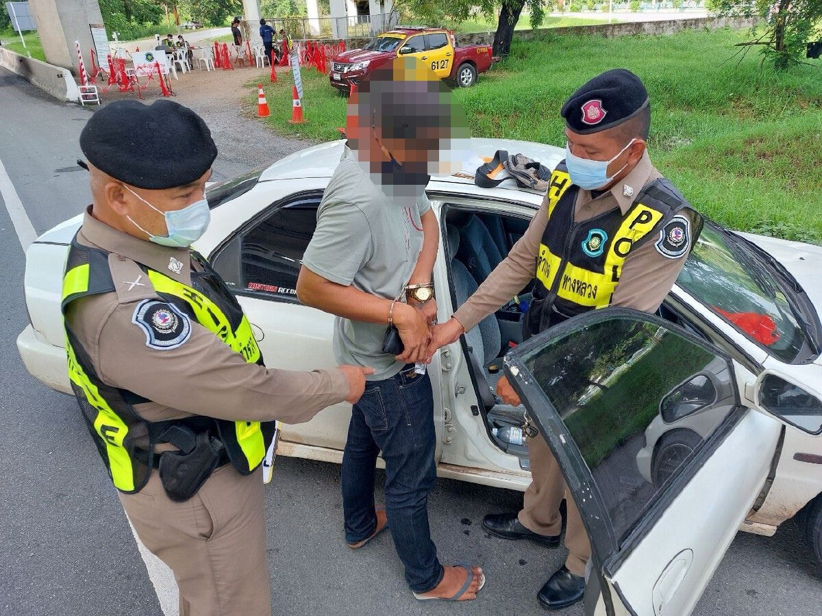 ตร.ทางหลวงโคราช รวบหนุ่มดัดแปลงคอนโซลรถซุกยาบ้า 20,000 เม็ด