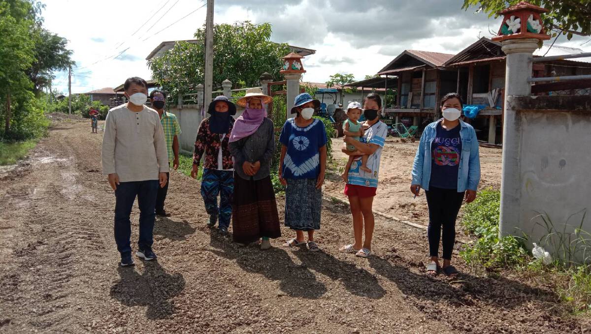 คุณยายเฮหลังดำนาบนถนนประชด อบต. ล่าสุดได้ถนนใหม่แล้ว
