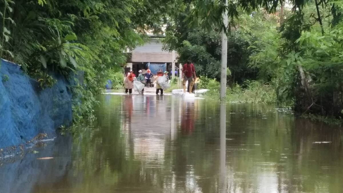 ครู นักเรียนขอเรือ พายุถล่มทำน้ำท่วมโรงเรียน