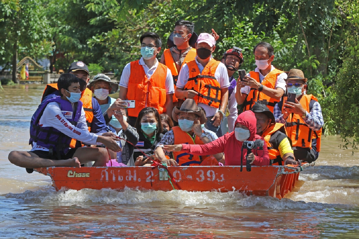 "สุวัจน์" ห่วงใยน้ำท่วมโคราช ส่งทีมช่วยเหลือผู้ประสบภัย
