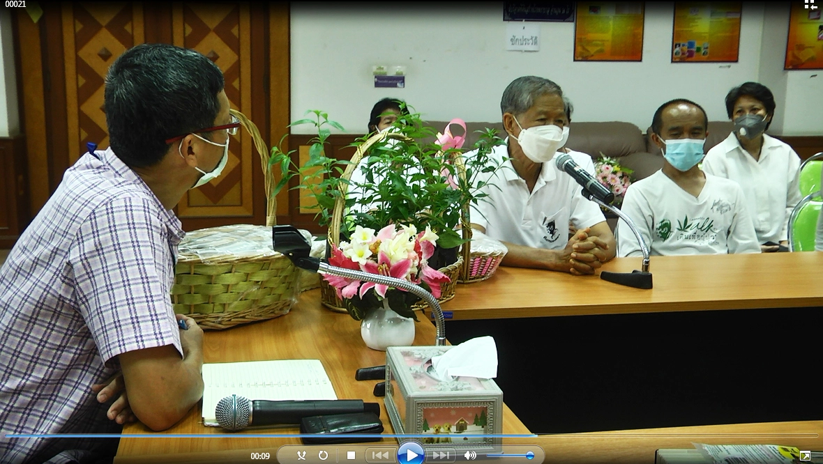 หมอพื้นบ้านมอบสมุนไพรให้โรงพยาบาลนำไปรักษาผู้ป่วยโควิดสีเขียว