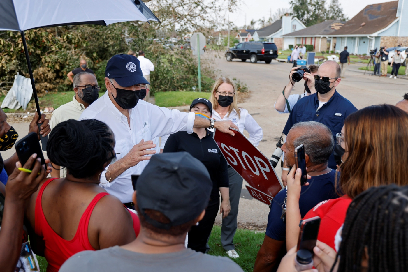 ไบเดนลงพื้นที่ ให้กำลังใจเหยื่อพายุไอดา