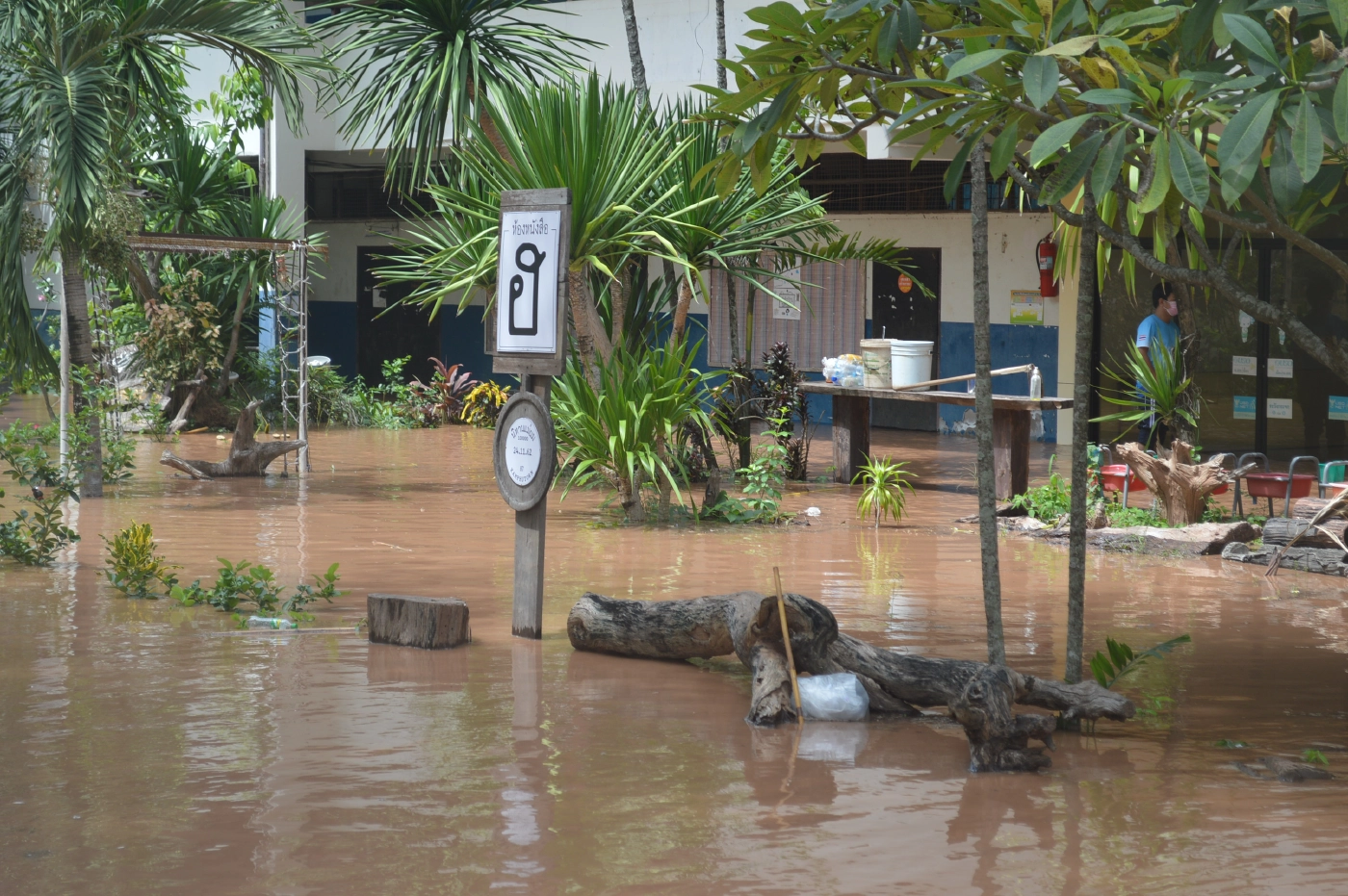 น้ำป่ายอดภูกระดึง ยังท่วมบ้านเรือนราษฎรเกือบ 100 หลัง