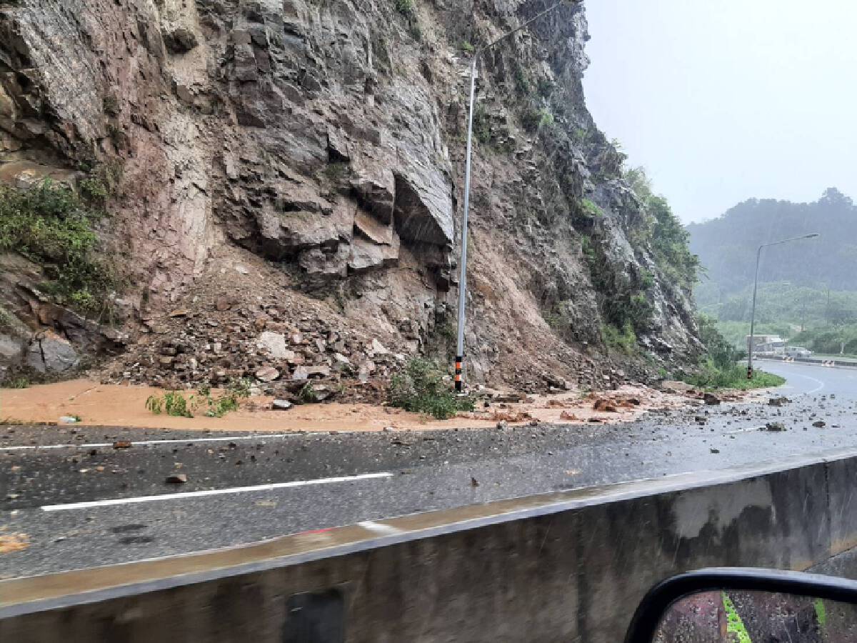 ฝนถล่มทั้งคืน ดินสไลด์ปิดถนนตาก- แม่สอด