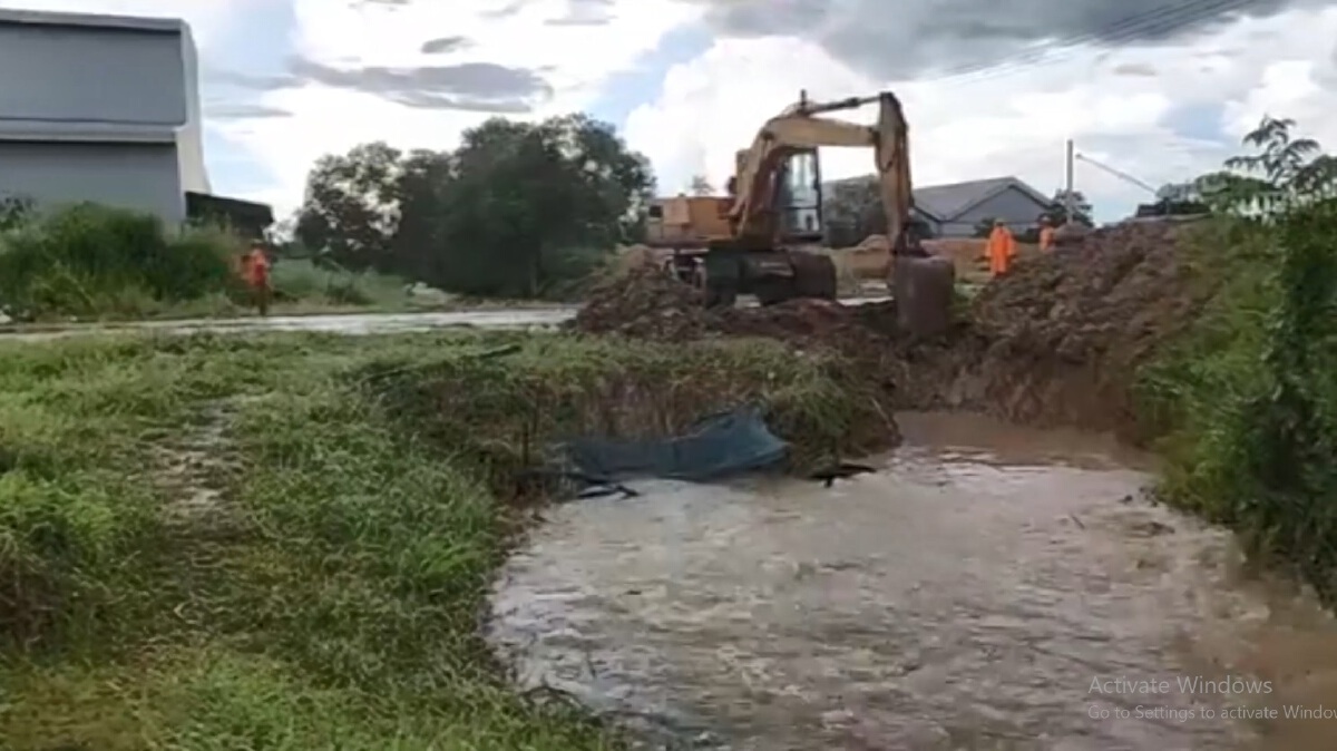 ศรีสะเกษ ฝนถล่มหนัก น้ำท่วม เร่งขุดเจาะถนนเปิดทางน้ำ