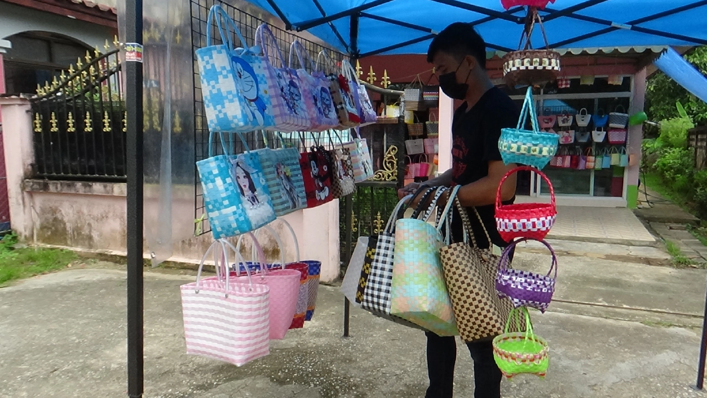 สองสามี-ภรรยาชาวตรังตกงานเซ่นพิษโควิด หันทำจักสานพลาสติกประยุกต์ขาย