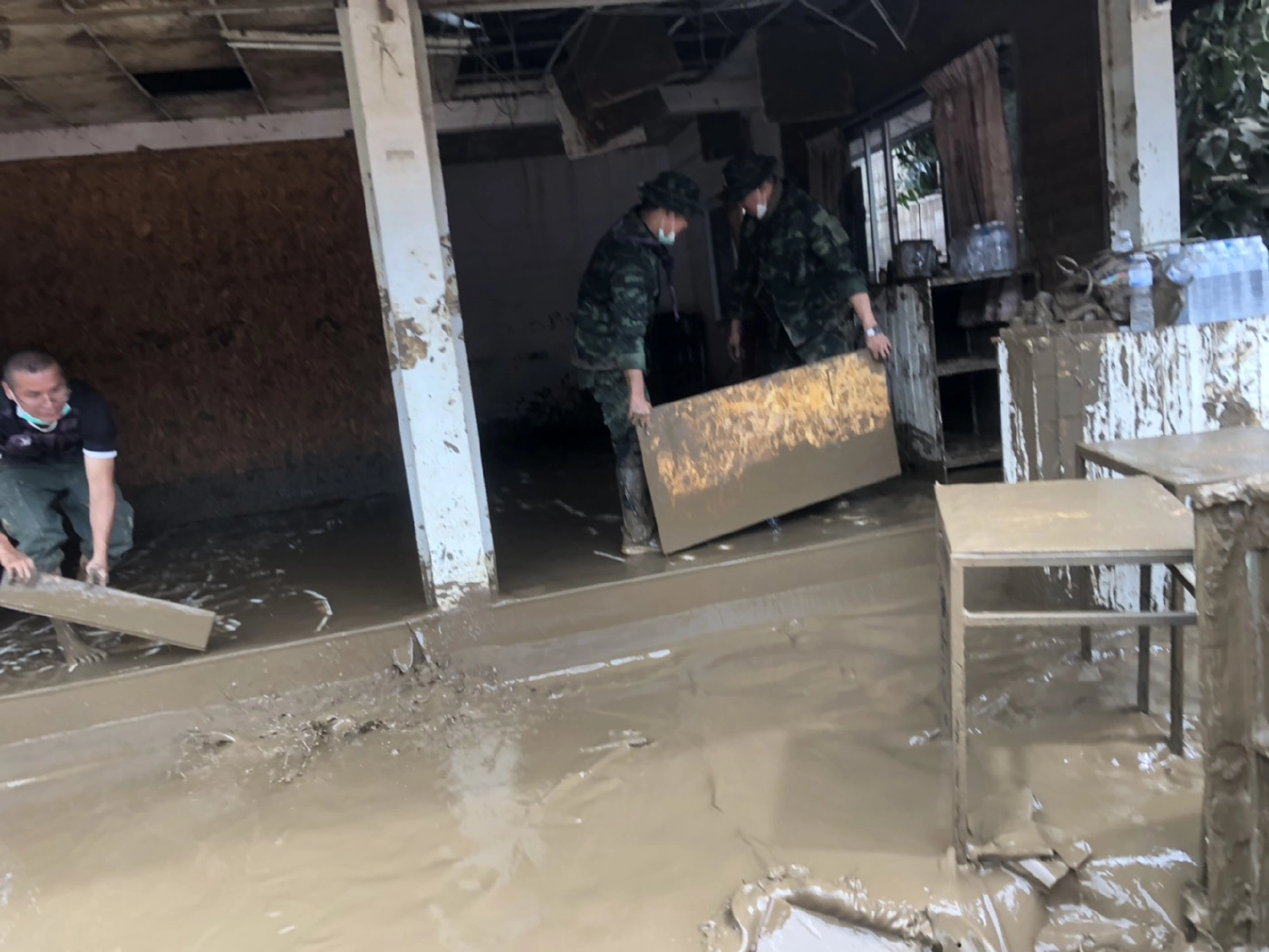 "อุ้มผาง"กลายเป็นทะเลโคลน "ขาดแคลนอาหาร-เครื่องดื่ม"