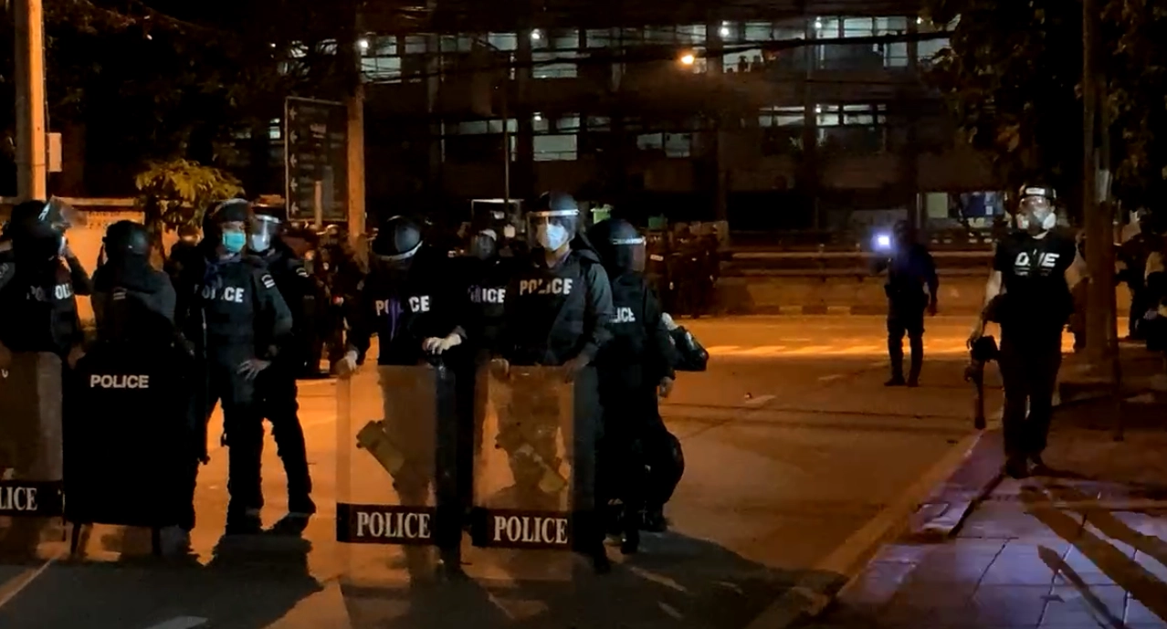 ได้เวลาปฏิบัติการ! คฝ. เข้าคุมม็อบทะลุแก๊สหน้าแฟลตดินแดง จับได้นับสิบ