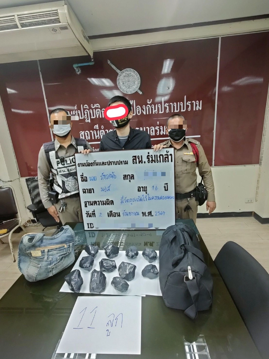 นครบาลตั้งจุดสกัดการนำสิ่งผิดกฎหมายเข้าม็อบ จับได้เพียบทั้งปืน-ระเบิด