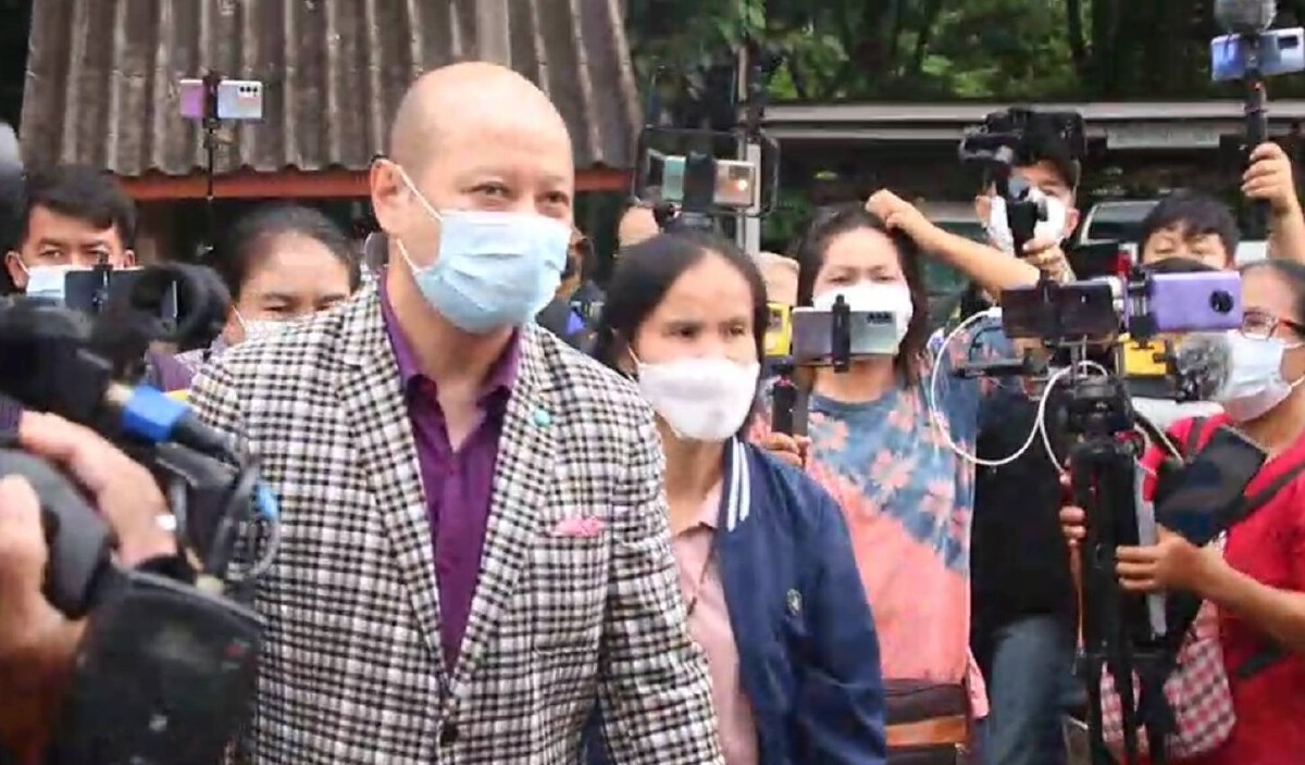 ป้าแต๋นพร้อมทนายส่วนตัวเข้ารับทราบข้อกล่าวหาตามนัด