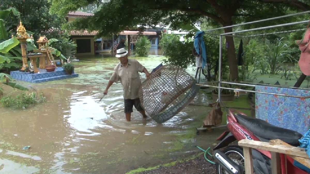 มวลน้ำจากแม่น้ำเจ้าพระยาล้นกระสอบทรายไหลเข้าท่วมบ้านเรือน