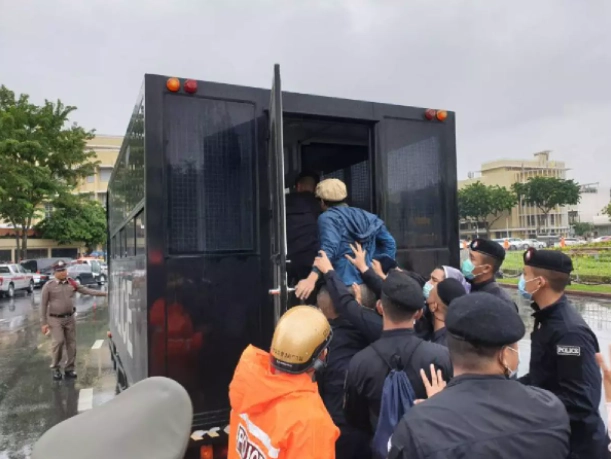 17 โจ๋ ม็อบเยาวชนปลดแอกรอดคุกคดีสาดสีใส่เจ้าหน้าที่