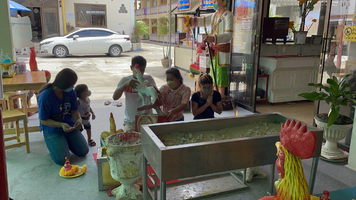 คึกคัก ประชาชนนำของถวายไอ้ไข่ วัดนิเทศน์ราษฎร์ประดิษฐ์คลอง 13