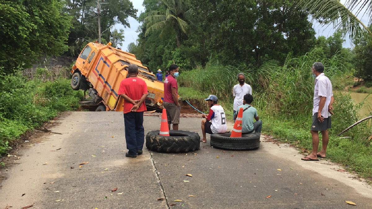 ฝนตกหนักเซาะถนนทรุด ทำรถเก็บขยะตกครึ่งคัน