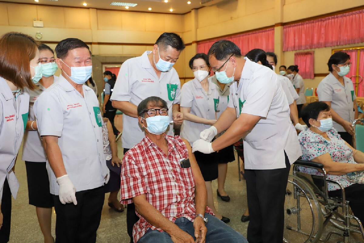 ฉีดวัคซีนพระราชทานซิโนฟาร์มแก่ประชาชนกลุ่มเปราะบาง