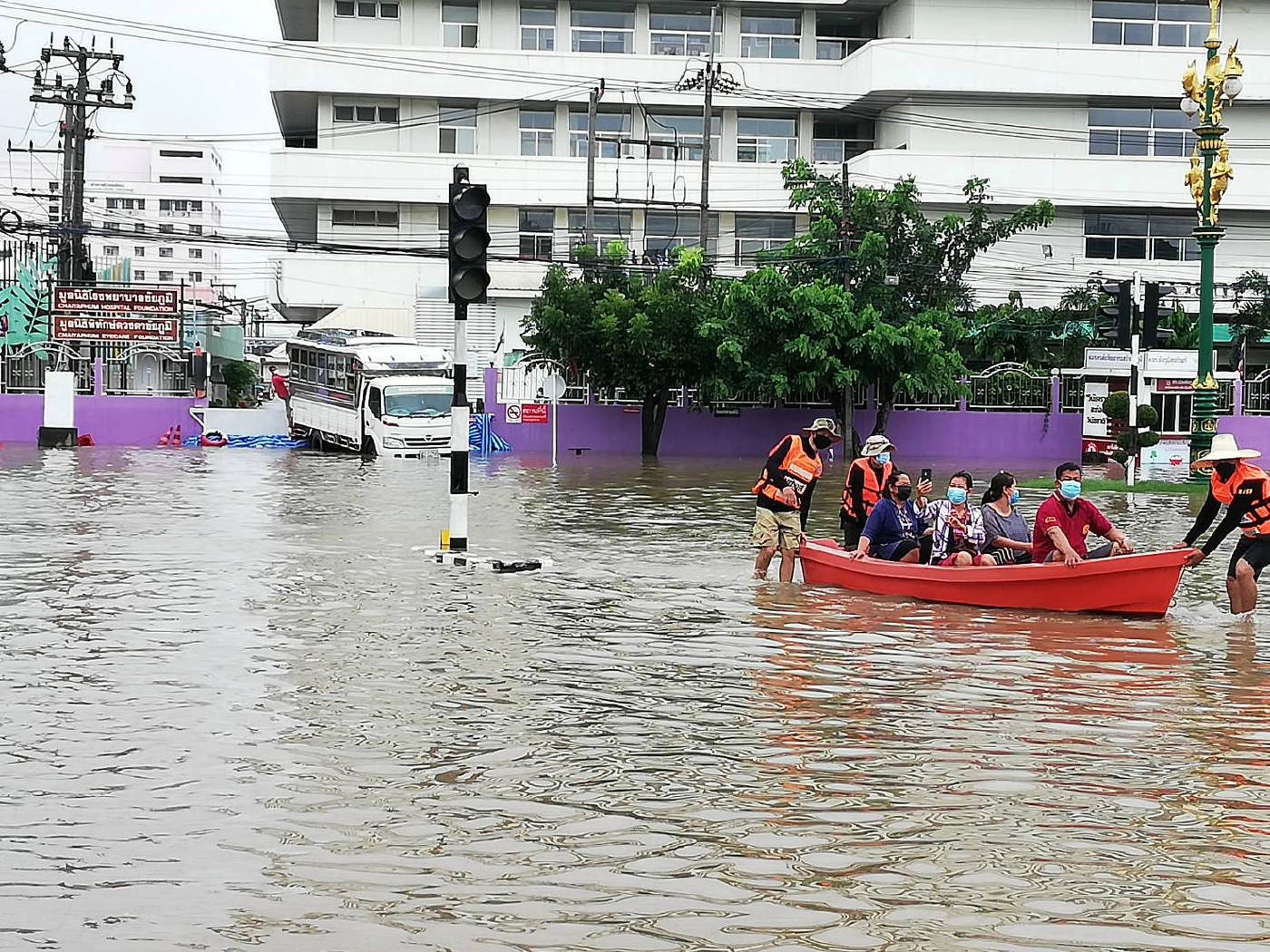 โซนเศรษฐกิจกลางเมืองชัยภูมิจมบาดาลหน้า รพ.ต้องใช้เรือรับส่งผู้ป่วย