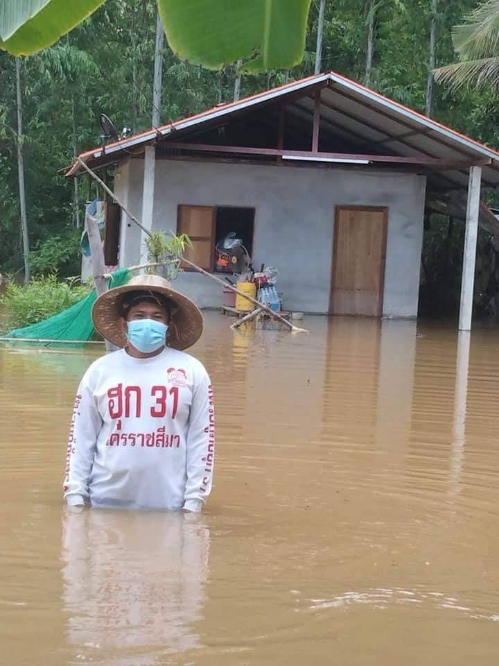 นอภ.ปักธงชัยลงพื้นที่ช่วยเหลือชาวบ้านน้ำท่วม50หลังคาเรือน