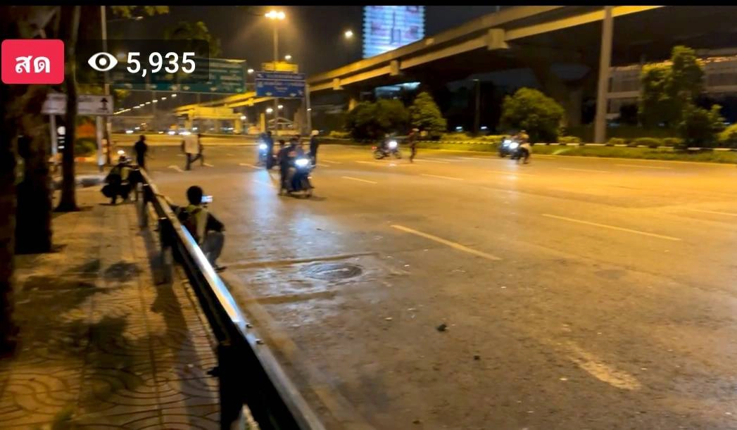 ม็อบดินแดงป่วนไม่เลิก เผายางกลางถนน-ปาประทัดยักษ์สนั่น