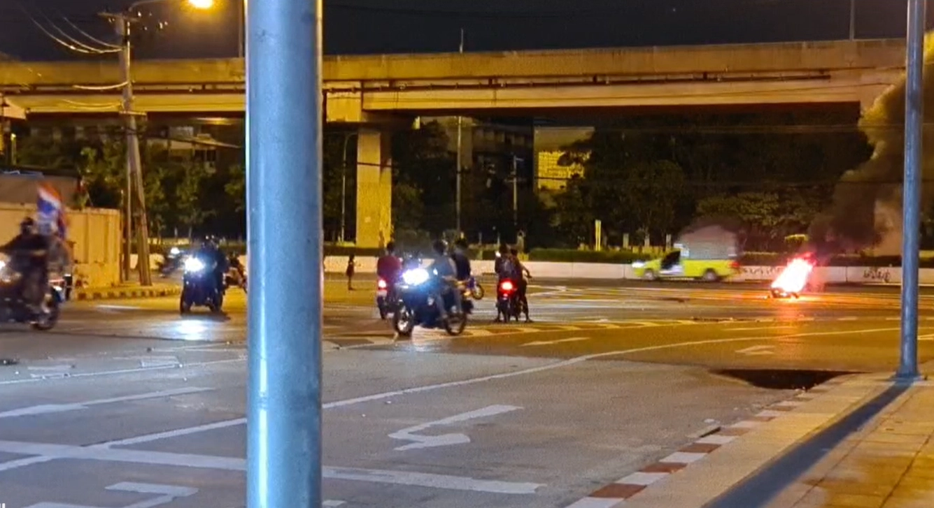 ม็อบทะลุแก๊สป่วนรายวัน รวมตัวจุดประทัด - เผายางรถ ป่วน คฝ. ที่ซอยมิตรไมตรี